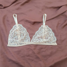 Load image into Gallery viewer, All Net Very Soft Flower Design Bra
