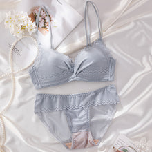 Load image into Gallery viewer, Very Soft &amp; Smooth Lace Design Bra Set
